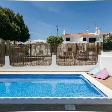Com Piscina E Jardim Privado *