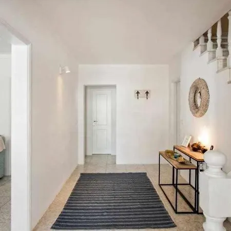 Com Piscina E Jardim Privado * Altura