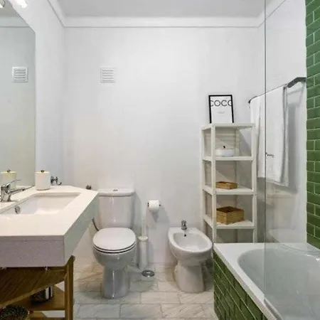 Com Piscina E Jardim Privado