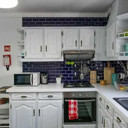 Com Piscina E Jardim Privado *